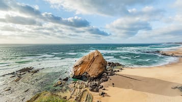 Una spiaggia nelle vicinanze