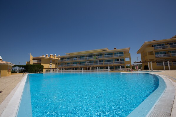 Outdoor pool - HI Santa Cruz - Pousada de Juventude - Hostel (Torres Vedras)