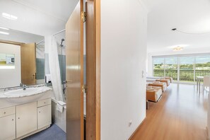 Slaapzaal, alleen voor vrouwen, gedeelde badkamer (1 Bed in a 4-Bed Dorm) | Gratis wifi