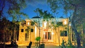 Fachada de la propiedad por la tarde o noche
