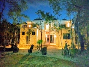 Boendets fasad - kväll/natt