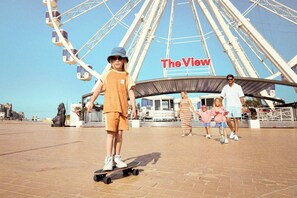 A Ferris wheel with the sign "The View" in the background. - Holiday Suites Nieuwpoort (Nieuwpoort)