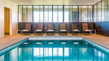 Indendørs pool, åben fra kl. 07.00 til kl. 23.00, liggestole