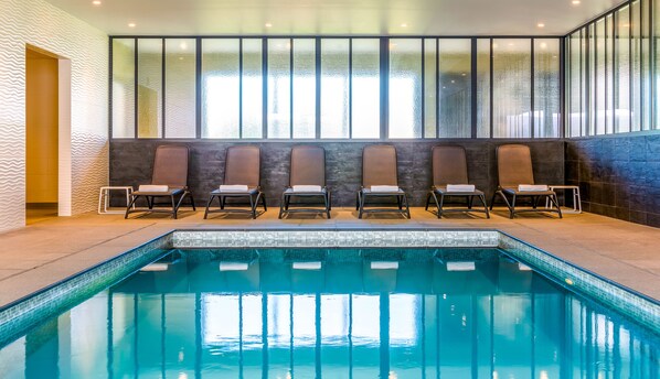 Indoor pool, open 7:00 AM to 11:00 PM, sun loungers - Holiday Suites Nieuwpoort (Nieuwpoort)