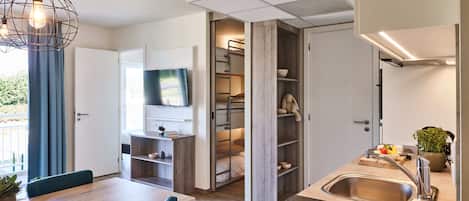 Family suite | 2 adults - 3 kids | Wohnbereich | Flachbildfernseher, Tischtennisplatte