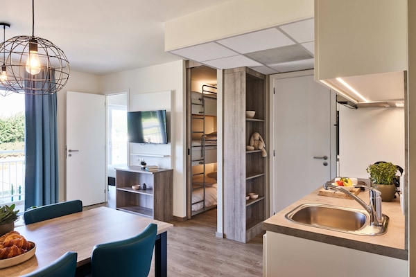 Family suite | 2 adults - 3 kids | Living area | Flat-screen TV, table tennis