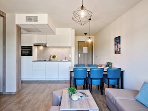 Full-sized fridge, microwave, oven, stovetop