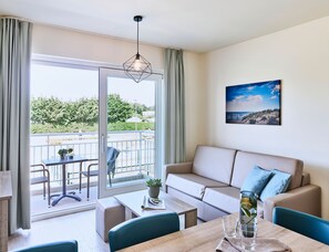 Standaard studio | Woonruimte | Flatscreentelevisie en een tafeltennistafel