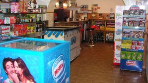 A small, cozy store with various snacks and beverages on shelves, a counter with a stool, and a large display of Nestlé Maggi pasta boxes. - Villaggio Camping Orchidea (Grisolia)
