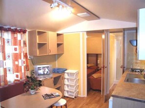 Mobile Home, Multiple Beds, Non Smoking, Courtyard View | Private kitchen