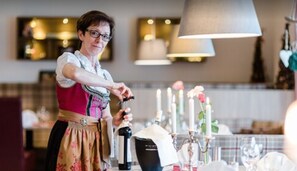 Se sirven comidas, cenas y cocina local e internacional 