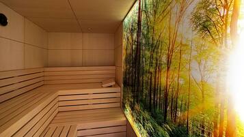 Eine Sauna mit Holzbänken und einem großen Wandbild von einem Wald.