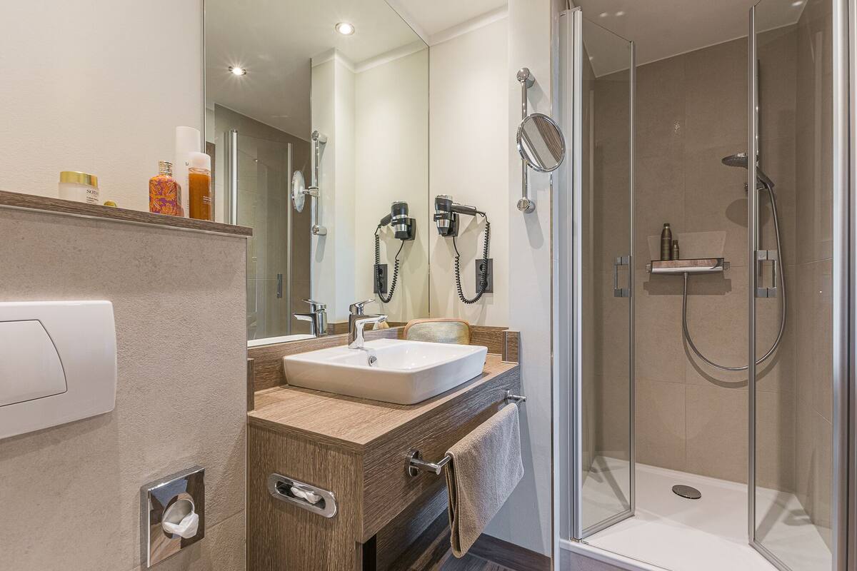 desk, iron/ironing board, free cots/infant beds, bed sheets