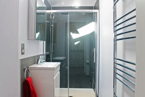 Departamento, 3 habitaciones | Regadera en el baño