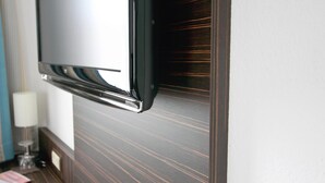 A wall-mounted flat-screen TV in a hotel room. - Hotel Konoba Restaurant - Bistro (Meckenheim)