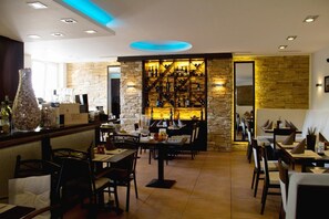 Dagelijks continentaal ontbijt (EUR 9 per persoon)