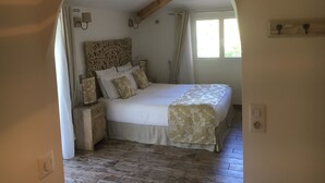 Deluxe Room (Les Senteurs du Maquis) | Premium bedding, pillowtop beds, in-room safe, blackout drapes - Casa Fiorita (Ventiseri)