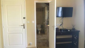 Double Room (Le Chant des Cigales) | Television