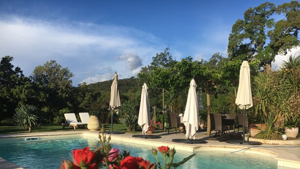 Seasonal outdoor pool, open 11:00 AM to 8:00 PM, pool umbrellas - Casa Fiorita (Ventiseri)