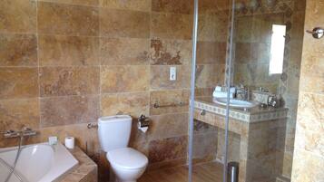 Chambre Double (Douceur du Sud) | Salle de bain | Articles de toilette gratuits, sĂšche-cheveux, serviettes fournies