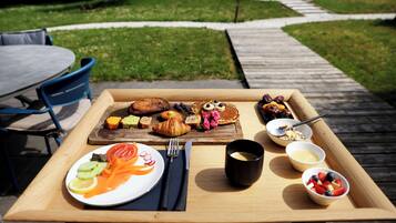 Free daily cooked-to-order breakfast