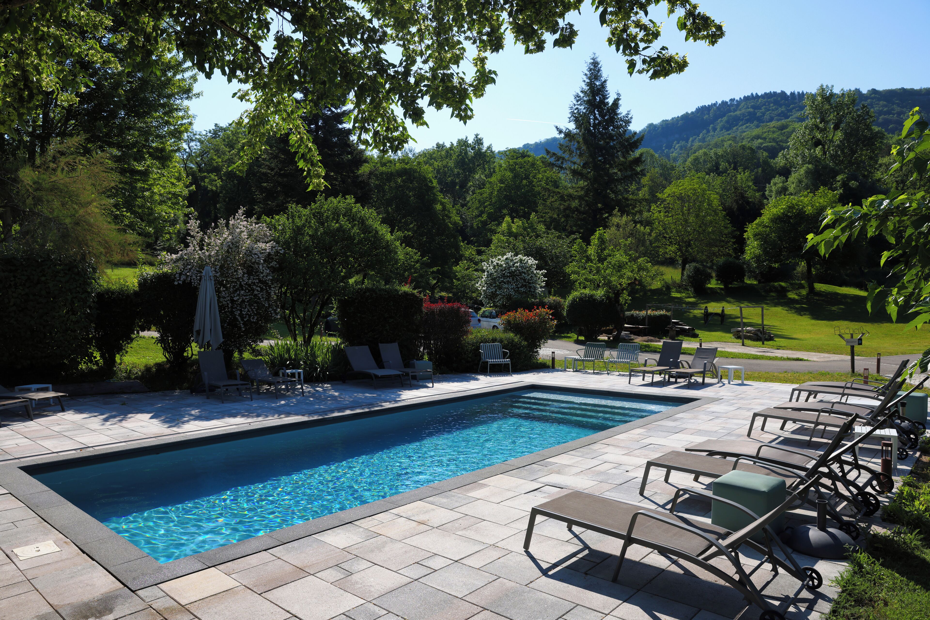 Hồ bơi ngoài trời phục vụ theo mùa, dù/ô trên bãi biển/hồ bơi 