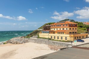 Vista frontal de la propiedad