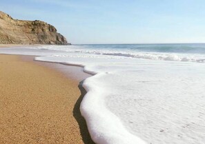 On the beach, white sand, 5 beach bars - HI Areia Branca – Pousada de Juventude - Hostel (Lourinha)