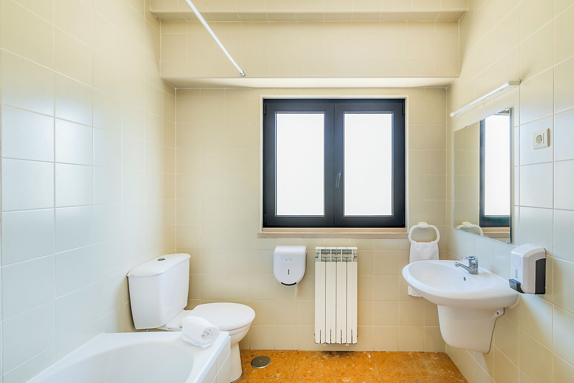 Apartment, 2 Bedrooms | Bathroom | Towels