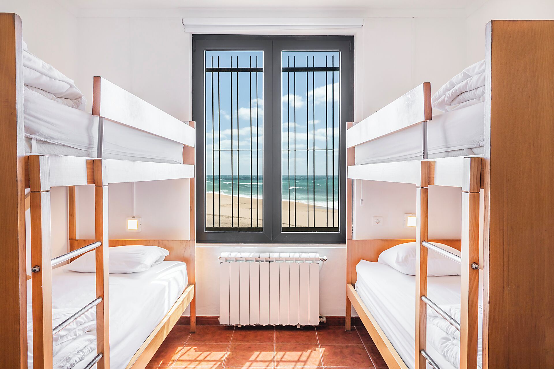 Cortinas blackout, wifi gratis y ropa de cama 