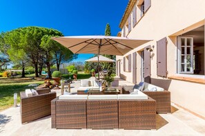 Daily continental breakfast (EUR 8 per person)