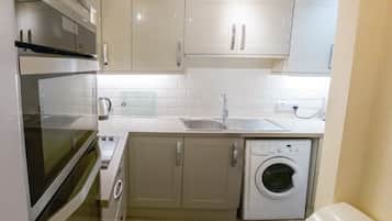 Apartamento | Cozinha privada | Geladeira grande, micro-ondas, fogão, cafeteira/chaleira