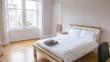 Apartment | Iron/ironing board, bed sheets