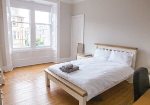 Iron/ironing board, bed sheets - Silver Lining - Spottiswoode Apartment (Edinburgh)