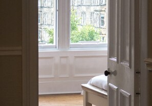 Apartamento | Ferros/tábuas de passar roupa, roupa de cama