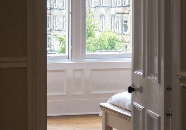 Iron/ironing board, bed sheets - Silver Lining - Spottiswoode Apartment (Edinburgh)