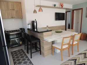 Refrigerador con freezer, microondas, horno, placa de cocina