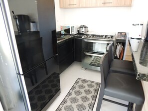 Casa com 3 Quartos em Condomínio Geriba | Private kitchen | Full-sized fridge, microwave, oven, stovetop - Casa com 3 Quartos em Condomínio Geriba (Búzios)