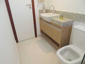 Casa com 3 Quartos em Condomínio Geriba | Banheiro | Chuveiro, toalhas de banho