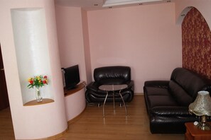 Premier Suite, 1 King Bed | In-room safe, individually decorated, individually furnished, desk