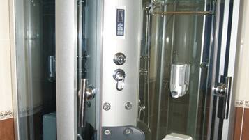 Classic Suite, 1 King Bed | Bathroom | Free toiletries, hair dryer, bathrobes, slippers