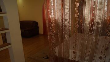 خزنة داخل الغرفة وبديكورات فريدة لكل غرفة وطراز فريد لكل وحدة ومكتب