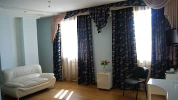 خزنة داخل الغرفة وبديكورات فريدة لكل غرفة وطراز فريد لكل وحدة ومكتب