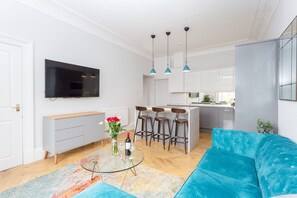 Superior appartement, 1 slaapkamer | Woonruimte | Flatscreentelevisie