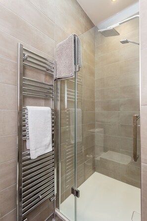 1 Bedroom Superior Double Apartment | Bathroom | Shower, towels, shampoo