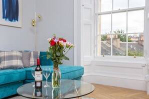 Apartamento superior, 1 habitación | Zona de estar | Una televisión de pantalla plana