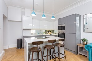 Apartamento superior, 1 habitación | Cocina privada | Frigorífico grande, microondas, horno y placa de cocina