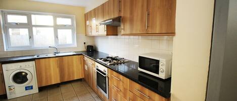 Full-sized fridge, microwave, oven, stovetop