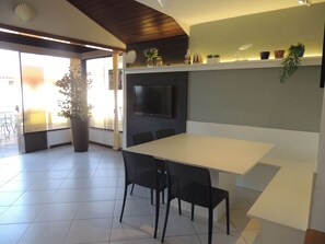 House, Multiple Beds, Non Smoking | In-room dining