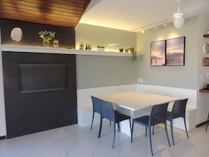 House, Multiple Beds, Non Smoking | In-room dining